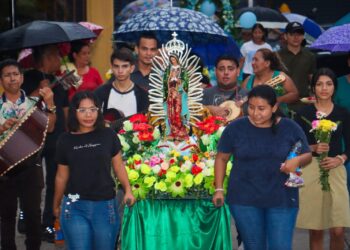 Celebran I festival de las flores de mayo en San Rafael Obrajuelo, La Paz