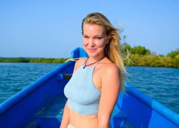 VIDEO: Alex Outhwaite, la presentadora británica que disfruta de las pupusas