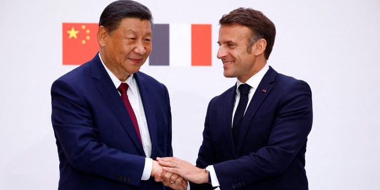 Calidez. Xi invitó a Macron a visitar China de nuevo. Ambos mantuvieron una reunión privada. Foto Xinhua.
