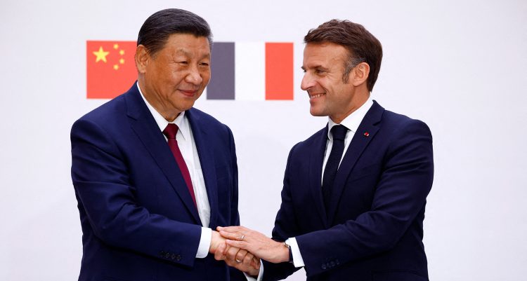 Calidez. Xi invitó a Macron a visitar China de nuevo. Ambos mantuvieron una reunión privada. Foto Xinhua.