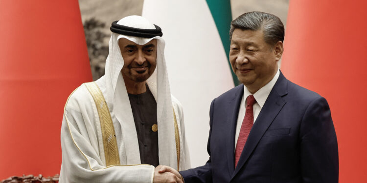 Reunión. El presidente Xi Jinping (derecha) asistió a un encuentro con países árabes. Foto AFP.