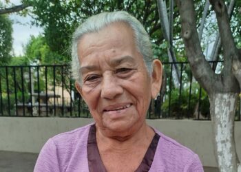 A sus 87 años, Paula Antonia no deja de elaborar el tradicional atol shuco en Tecoluca