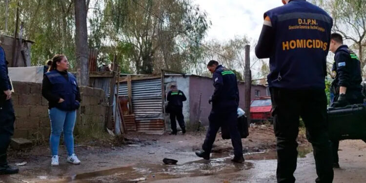 Hallazgo. La policía encontró más de 100 casquillos de arma de fuego en la vivienda.  Foto Diario El Salvador.