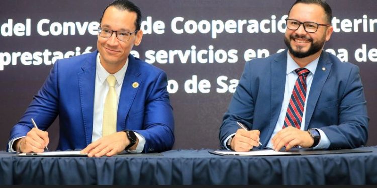 El convenio fue firmado por el director ejecutivo del CNR, Camilo Trigueros, y el director propietario de Aplan, Manuel Joachin. Foto: Diego García