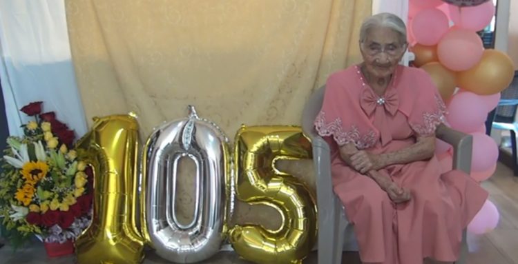 La mujer nació el 25 de abril de 1919 y
su cumpleaños lo celebró junto con sus
seres queridos.