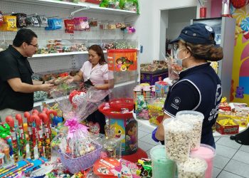 Defensoría inspecciona las promociones del Día de la Madre en Santa Ana