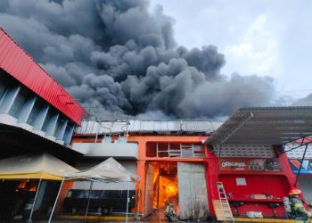 Bomberos atienden fuerte incendio en bodega y venta de motos aledaña a Terminal de Occidente