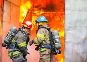 Bomberos atienden fuerte incendio en bodega y venta de motos aledaña a Terminal de Occidente