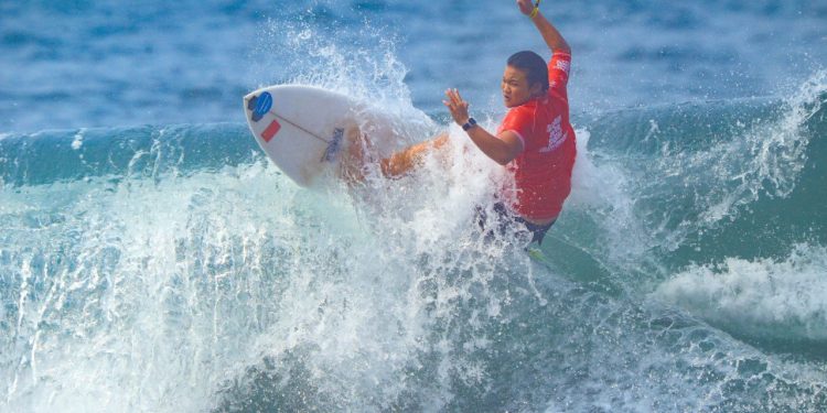 Siqi Yang surfeando en El Sunzal. Foto David Martínez