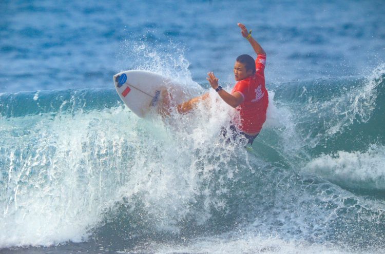 Siqi Yang surfeando en El Sunzal. Foto David Martínez