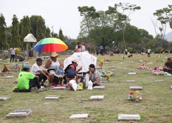 FOTOS: Salvadoreños visitan cementerios para celebrar el Día de las Madres