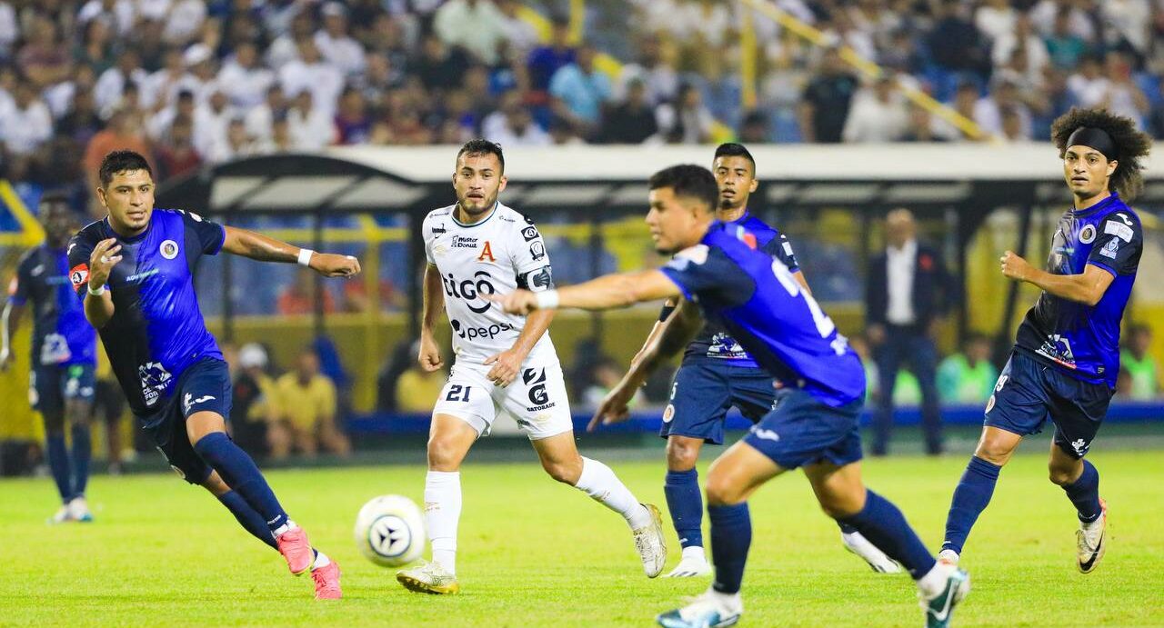 Alianza se puso «Machito» y avanza a la final del fútbol salvadoreño