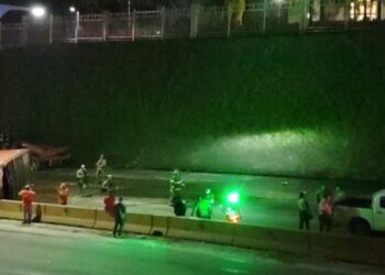 Autoridades atienden accidente de rastra sobre bulevar Monseñor Romero