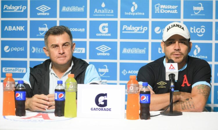 Gonzalo Sibrián, presidente de Alianza, junto a Rodolfo Zelaya, en la conferencia de prensa en el estadio Cuscatlán. Foto David Martínez