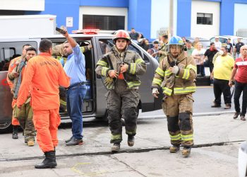 Bomberos no registra lesionados en incendio en venta de repuestos en el bulevar Venezuela