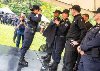 2,235 policías destacados en la zona oriental recibieron uniformes y botas