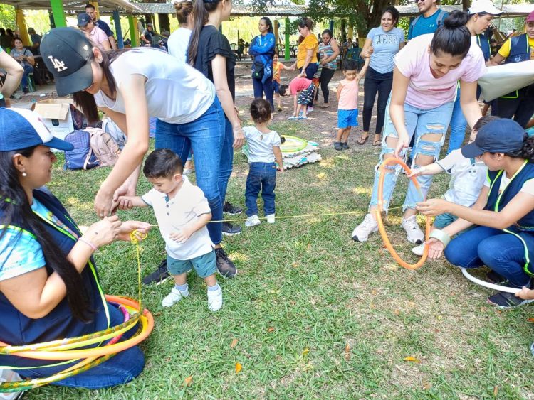 El personal del ICJ se unió a las dinámicas junto con los padres de los niños del distrito de Nueva Concepción, en Chalatenango. Foto: Instituto Crecer Juntos.