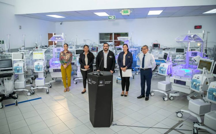 El ministro Alabi y Elisa Gamero, del Despacho de la primera dama, presidieron el acto de entrega en el Hospital Nacional de la Mujer. Foto: Minsal.