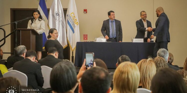 El viceministro de Salud, Carlos Alvarenga, fue el encargado de juramentar a los profesionales. Foto: SecPrensa.