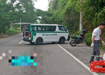 Tres personas fallecidas y cuatro lesionadas tras accidente de tránsito en Comalapa
