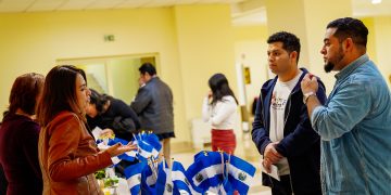Cancillería acerca programa y servicios a diáspora radicada en Los Ángeles