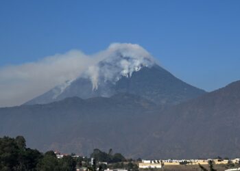 Volcán de Fuego de Guatemala expulsa gas y cenizas