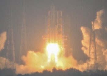Sonda china lanzada en mayo aluniza en la cara oculta del satélite, dice prensa estatal