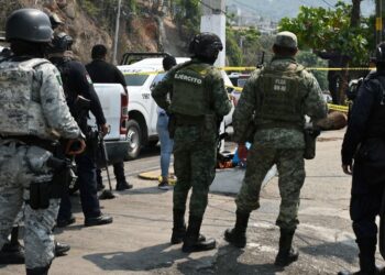Hallan cinco cadáveres en vía del norte de México