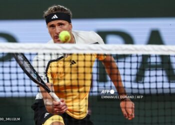 Zverev salva los papeles en otro día de lluvia en Roland Garros
