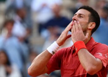 Djokovic remonta pero se lesiona, Medvedev se despide de Roland Garros