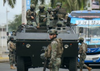Presidente de Ecuador destaca impacto de militarización en violenta ciudad costera