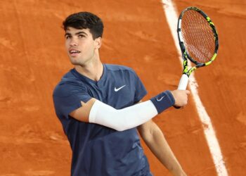 Alcaraz vence a Tsitsipas y se cita con Sinner en semifinales de Roland Garros