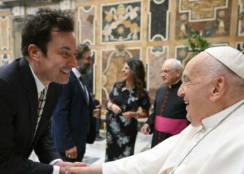 El papa bromea con un grupo de actores y humoristas de todo el mundo