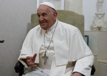El papa llega al G7 para abordar los desafíos de la inteligencia artificial