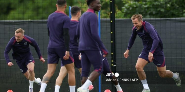 El delantero Harry Kane (Der.) está llamado a ser el líder  del equipo inglés en esta Eurocopa. Foto/  AFP