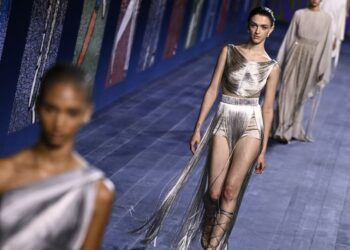 Dior invoca a las diosas del Olimpo, Iris Van Herpen a mariposas en una tela