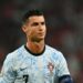 Otro aficionado intenta acercarse a Cristiano Ronaldo saltando desde las gradas