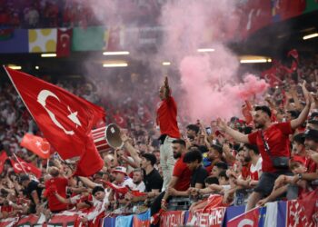 Turquía se clasifica a octavos de Eurocopa tras ganar 2-1 a República Checa