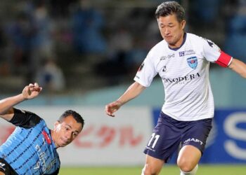 El veterano futbolista Kazu Miura, de 57 años, regresa a Japón para seguir jugando