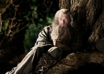 El actor Ian McKellen, de «El señor de los anillos», sufre una caída en un teatro londinense