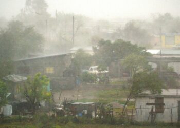 El viento y la lluvia se abaten sobre el poblado de la Carbonera, en la ciudad de San Fernando de las Presas, en el Estado de Tamaulipas, México, al paso de la tormenta tropical Emily el 20 de julio de 2005.  Foto AFP.