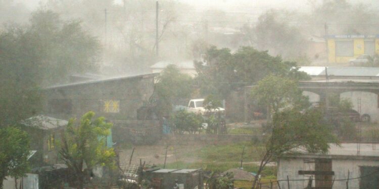 El viento y la lluvia se abaten sobre el poblado de la Carbonera, en la ciudad de San Fernando de las Presas, en el Estado de Tamaulipas, México, al paso de la tormenta tropical Emily el 20 de julio de 2005.  Foto AFP.