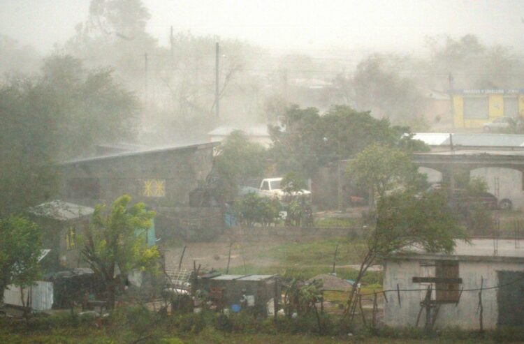 El viento y la lluvia se abaten sobre el poblado de la Carbonera, en la ciudad de San Fernando de las Presas, en el Estado de Tamaulipas, México, al paso de la tormenta tropical Emily el 20 de julio de 2005.  Foto AFP.