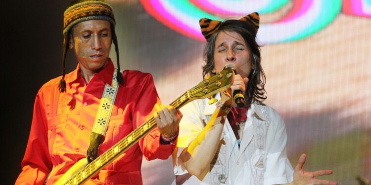 Members of the Colombian group "Aterciopelados" perform during the XVI edition of the Mexican Cumbre Tajin Festival in Veracruz state in Papantla on March 21, 2015. AFP PHOTO/ KORALCARBALLO (Photo by KORAL CARBALLO / AFP)
