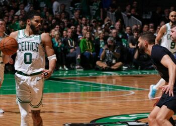 Boston Celtics machacan a Dallas en el primer juego de Finales de la NBA