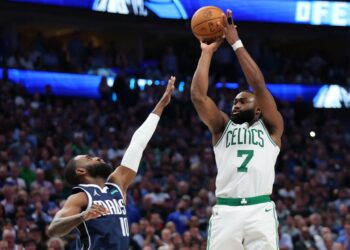 Celtics frenan la reacción de Dallas y acarician el anillo de la NBA