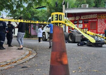 Choque entre una motocicleta y un cabezal causa un fallecido en San Miguel