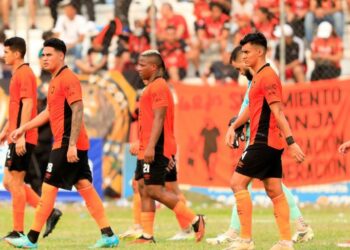 Dustin Corea se despidió del Águila