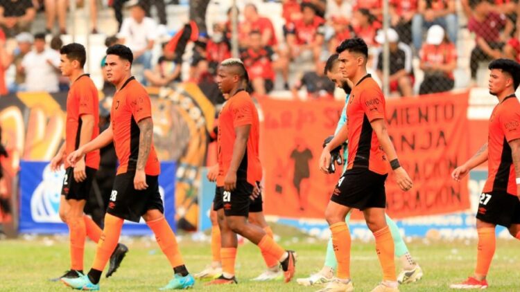 Dustin Corea se despidió del Águila