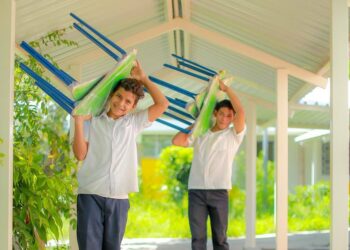 Estudiantes de La Libertad reciben renovada su escuela